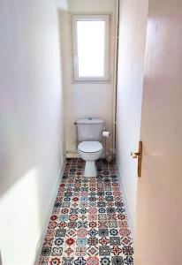 Ένα μπάνιο στο Appartement 76m2 lumineux centre ville garage privé 3ieme étage sans ascenseur