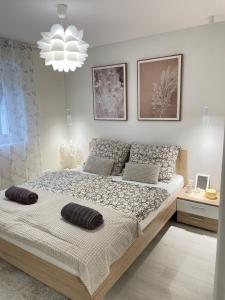 1 dormitorio con 1 cama con 2 almohadas en Relax Nyaraló Dombori, en Fadd-Dombori