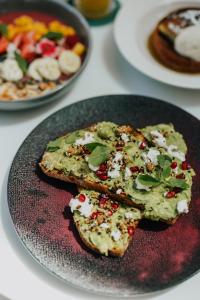 um prato com dois pedaços de comida numa mesa em Junction Hotel em Newcastle