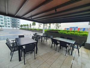 een groep tafels en stoelen op een patio bij SKS Habitat Larkin Economy Business Unit in Johor Bahru