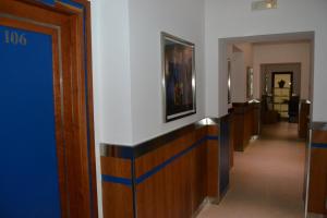 un couloir dans un immeuble avec couloir dans l'établissement Transatlantico, à Naples