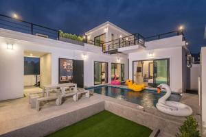 ein Haus mit einem Pool mit Schwänen darin in der Unterkunft Hua Hin Pool Villa Modern Cool - Fill Feel in Hua Hin
