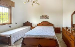 1 Schlafzimmer mit 2 Betten und einem Fenster in der Unterkunft Lovely Home In Alessano With Wifi in Alessano