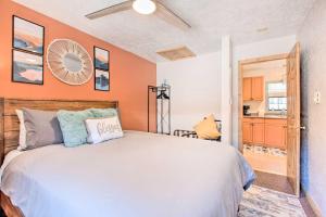 1 dormitorio con cama y pared de color naranja en Red River Retreat Walk to Lifts, Mtn Views! en Red River