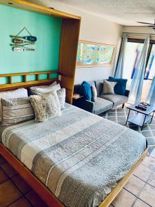 um quarto com uma cama grande e um sofá em Da Kona West 305 em Kailua-Kona
