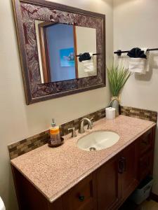 uma casa de banho com um lavatório e um espelho em Da Kona West 305 em Kailua-Kona