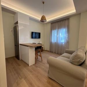 uma sala de estar com um sofá, uma mesa e uma secretária em Luxury Studio “Atene” em Atenas