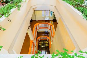 una vista aérea de un edificio con plantas en Hotel Arches, en Kochi