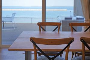 a dining room table with a view of the ocean at Beach SPA TSUDA 0 Cero棟 in Sanuki