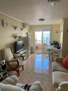 TV a/nebo společenská místnost v ubytování Appartement vue latérale mer Torrevieja