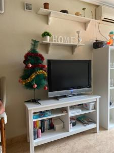 TV a/nebo společenská místnost v ubytování Appartement vue latérale mer Torrevieja + 1 fotografie