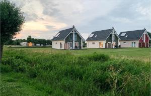 eine Reihe von Häusern auf einem Grasfeld in der Unterkunft Slow Down in Büsum