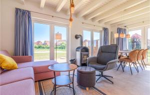 Una sala de estar con un sofá y sillas y una mesa. en Slow Down, en Büsum