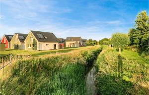 una fila de casas en un campo al lado de una carretera en Slow Down, en Büsum 24 fotos más