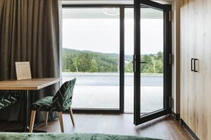Zimmer mit einem Schreibtisch und einer Tür mit einem Fenster in der Unterkunft Kickmaier's in Kirchbach in Steiermark