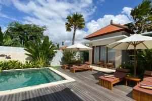 un cortile con piscina e una villa di Nau Nusa Villa a Nusa Penida