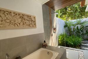 Ένα μπάνιο στο Nau Nusa Villa +18 φωτογραφίες