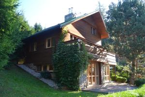 a house with ivy growing on the side of it at Chata Dolce in Trutnov