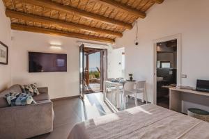 A television and/or entertainment centre at Dimora Pietra Nica