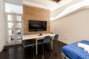 Telewizja i/lub zestaw kina domowego w obiekcie Trastevere four seasons Manara