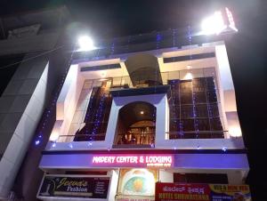 una vista notturna di un edificio con di Hotel Madery a Mangalore