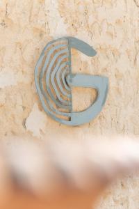 a metal letter b on top of a wall at Domaine Gaogaia in Aix-en-Provence