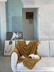 Un sofá con una manta y libros. en Cocciu d’amuri, en Terrasini