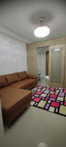 - un salon avec un canapé et un tapis dans l'établissement Shore Residence Tower C2, à Manille