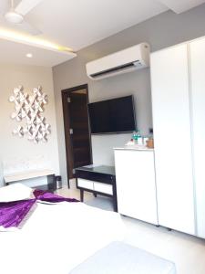 The Flora Grand, Vasco, Goa的电视和/或娱乐中心