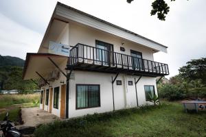 a building with a balcony on the side of it at Mimo Guesthouse in Ko Chang