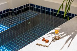 Bazén v ubytování Outrigger Surin Beach Resort - SHA Extra Plus nebo v jeho okolí + 37 fotografií