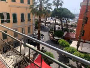 Blick auf eine Stadtstraße mit Palmen und Gebäuden in der Unterkunft Appartamento centralissimo in Piazza Bresca in Sanremo