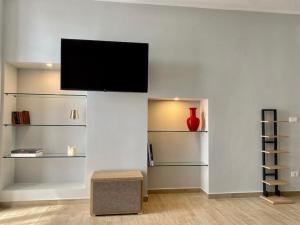 ein Wohnzimmer mit einem Flachbild-TV an der Wand in der Unterkunft Appartamento centralissimo in Piazza Bresca in Sanremo