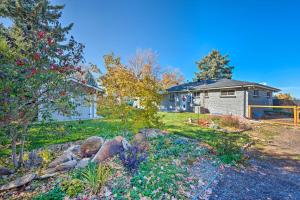 ein Haus mit einem Hof mit Felsen und Blumen in der Unterkunft Modern Duplex with Patio - 3 Mi to Olde Town Arvada! in Arvada