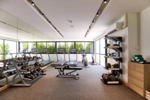 un gimnasio con muchas cintas de correr y máquinas en Outrigger Surin Beach Resort - SHA Extra Plus, en Surin Beach