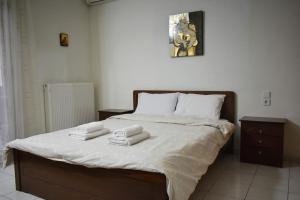 1 dormitorio con 1 cama con 2 toallas en Stefanos Apartment en Tríkala