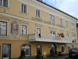 un bâtiment avec un panneau sur son côté dans l'établissement Pension Frenzl - Kaiser von Österreich, à Hermagor