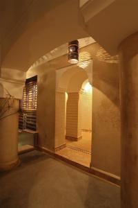 un couloir vide et lumineux dans un bâtiment dans l'établissement Riad Dar Ten, à Marrakech