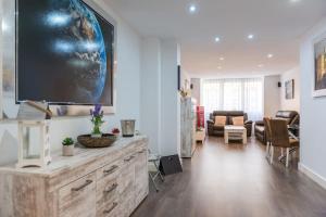 Una sala de estar con un televisor grande en la pared. en Luxury home Granada, en Granada