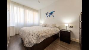 1 dormitorio con cama y ventana en Luxury home Granada en Granada