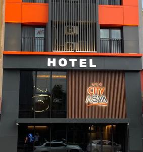 バンドゥルマにあるCITY ASYA HOTELのホテルの前に車を停めています