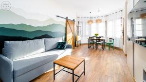 uma sala de estar com um sofá e uma mesa em Apartamenty Good Time - Stone Hill III em Szklarska Poręba