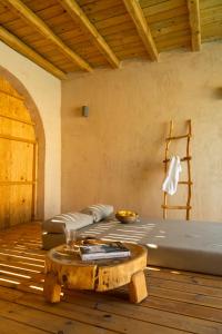 een kamer met een bed en een salontafel bij Meli Suites Isle - Adults Only in Skala Potamias