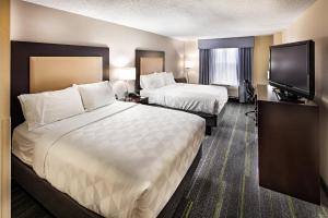 Habitación de hotel con 2 camas y TV de pantalla plana. en Holiday Inn Hotel Atlanta-Northlake, a Full Service Hotel en Atlanta