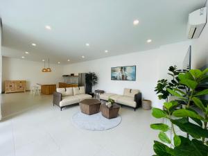 uma sala de estar com dois sofás e uma mesa em Villa By Z-Mimosa 617 em Vung Tau