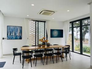 una sala da pranzo con tavolo e sedie di Villa By Z-Mimosa 617 a Vung Tau