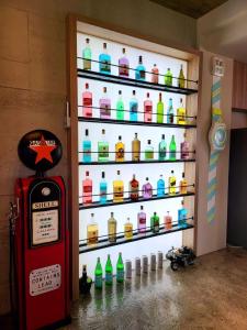 una stanza con frigorifero e un sacco di bottiglie di soda di Tipsy Snail a Sanxing