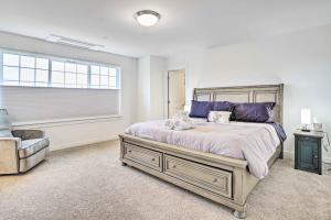 um quarto com uma cama grande e uma cadeira em Modern Monroe Home - Private Yard and Mtn Views em Monroe