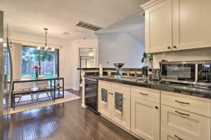 シーダーパークにあるCozy Austin Area Home with Yard, 20 Mi to Dtwn!の白いキャビネットとカウンタートップを備えたキッチン