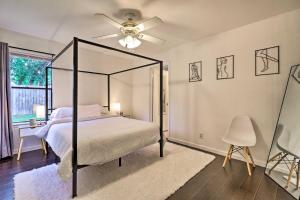 シーダーパークにあるCozy Austin Area Home with Yard, 20 Mi to Dtwn!のベッドと天井扇風機のある寝室